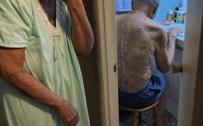 Per trentacinque anni, mio ​​marito si è chiuso a chiave in bagno ogni mattina alle 4. E la notte in cui finalmente ho guardato attraverso il buco nel