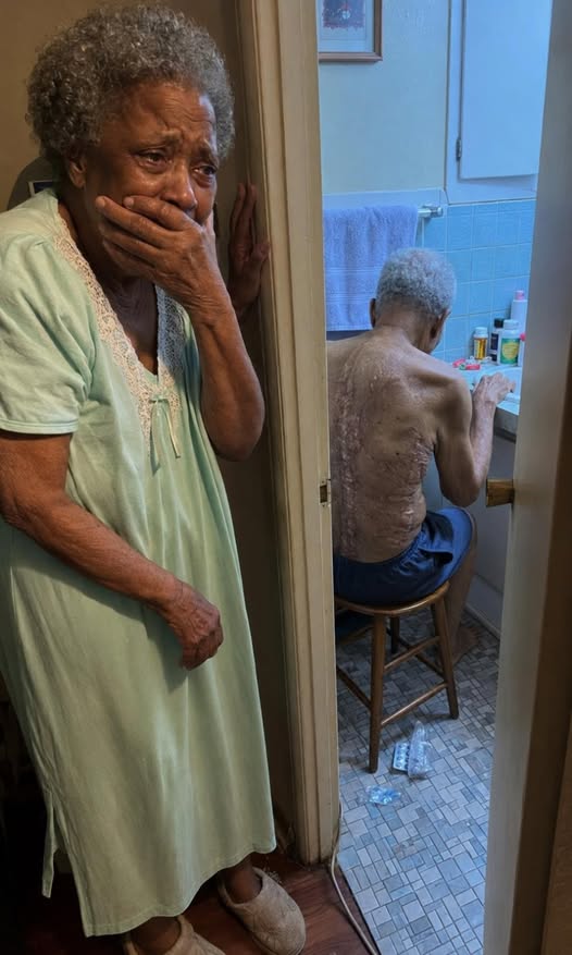 Per trentacinque anni, mio ​​marito si è chiuso a chiave in bagno ogni mattina alle 4. E la notte in cui finalmente ho guardato attraverso il buco nel
