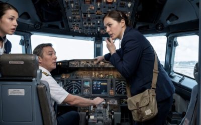L’aria nella cabina di prima classe del volo 891 della Skyline Airways odorava di pelle costosa, frutta secca riscaldata e di quella silenziosa arroganza, immeritata, dei ricchi.