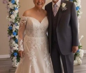 Dopo aver perso i nostri coniugi, ho sposato il mio amore d’infanzia a 71 anni, ma a una festa una giovane donna mi ha avvertito: “Non è chi credi che sia”.