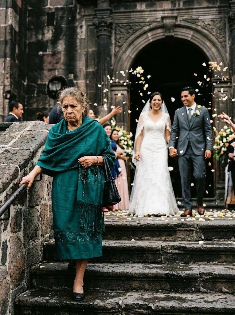 Quando sono arrivato al matrimonio di mio figlio, mi ha bloccato la strada all’ingresso della chiesa e ha detto: