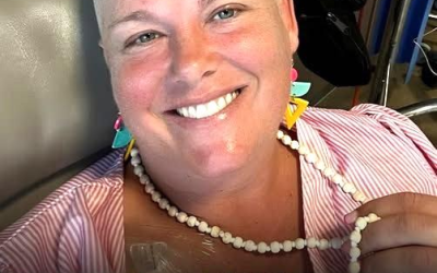 Una donna di 47 anni affetta da cancro al quarto stadio lancia un allarme urgente riguardo a un sintomo sottile che le era sfuggito.